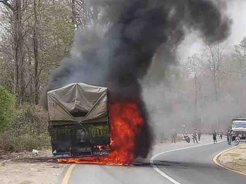 कुखुराको दाना बोकेको ट्रकमा आगलागी